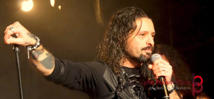 FOTOSTRECKE und Nachbericht: Ronnie Romero und Absolva 2024 im Colos-Saal / Aschaffenburg