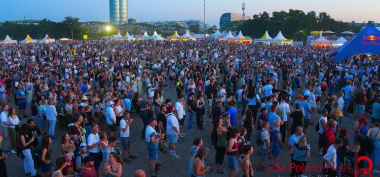2 FOTOSTRECKEN vom DONAUINSELFEST 2025 / SONNTAG mit RAG’N‘ BONE MAN, BEAST IN BLACK, AUT OF ORDA, ROADWOLF, VOLTWECHSEL und LEMO