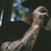 Tinte, Nadeln und harte Riffs – Warum Tattoos und Metal so gut zusammenpassen