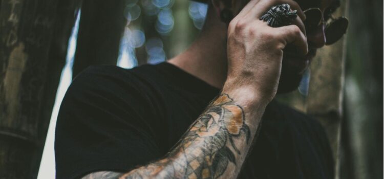 Tinte, Nadeln und harte Riffs – Warum Tattoos und Metal so gut zusammenpassen