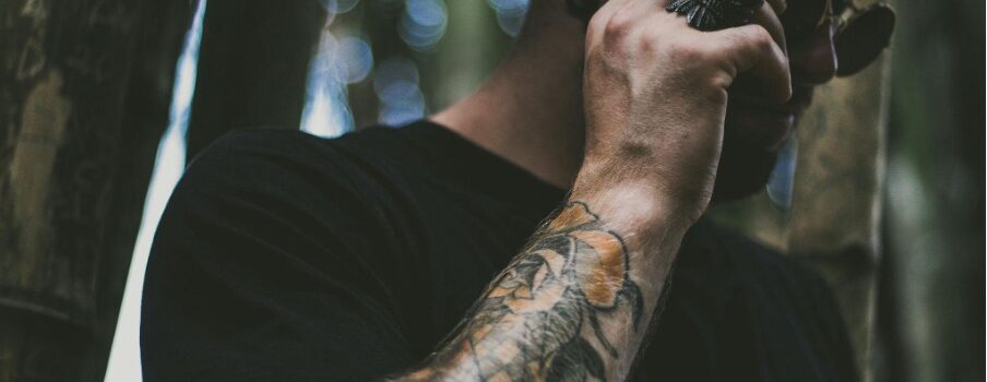 Tinte, Nadeln und harte Riffs – Warum Tattoos und Metal so gut zusammenpassen