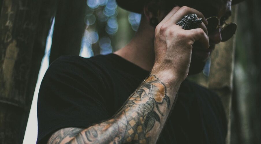 Tinte, Nadeln und harte Riffs – Warum Tattoos und Metal so gut zusammenpassen