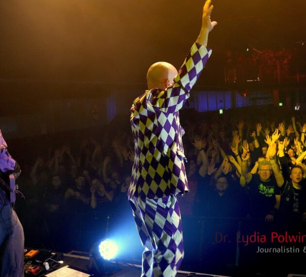 KNORKATOR mischten am Freitag unter dem Motto „Aller guten Dinge sind 30!“ die Batschkapp auf