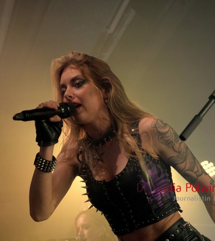 BURNING WITCHES und Hammer King rockten gestern den Colos-Saal – FOTOSTRECKE und Nachbericht