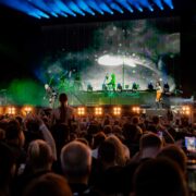 Wenn goldene Feen vom Eiffelturm flattern – dann ist man am Till Fest