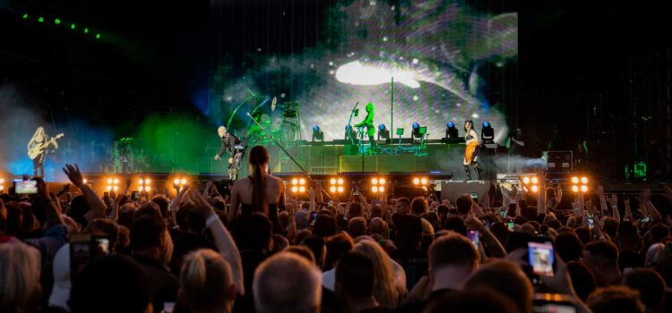 Wenn goldene Feen vom Eiffelturm flattern – dann ist man am Till Fest