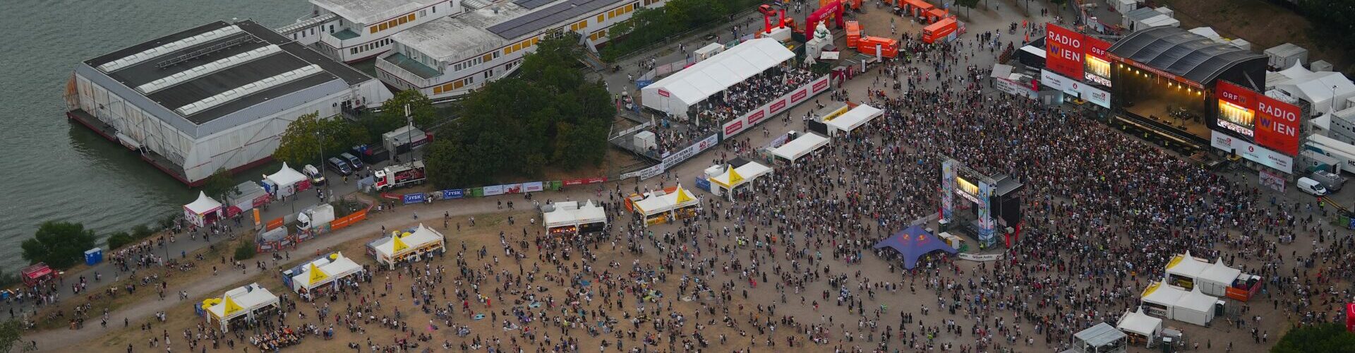 Donauinselfest 2026 | Tag 2 | Samstag – mit Fotostrecken von AIRBOURNE, NEK, VENICE BLUE, Earth, Wind & Fire Experience, Gert Steinbäcker, Coffeeshock Company und Luftaufnahmen meines Hubschrauberflugs