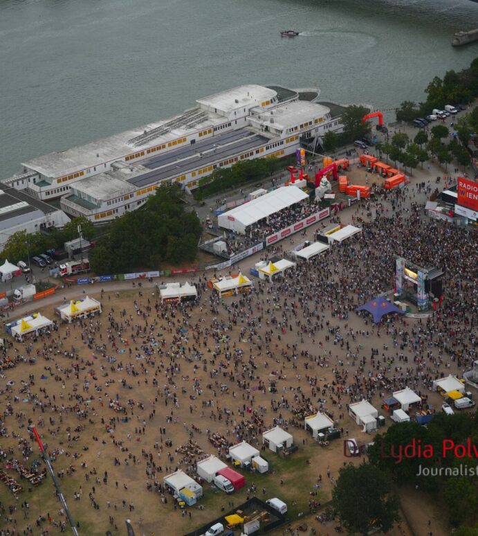 Donauinselfest 2026 | Tag 2 | Samstag – mit Fotostrecken von AIRBOURNE, NEK, VENICE BLUE, Earth, Wind & Fire Experience, Gert Steinbäcker, Coffeeshock Company und Luftaufnahmen meines Hubschrauberflugs