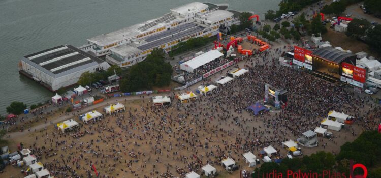 Donauinselfest 2026 | Tag 2 | Samstag – mit Fotostrecken von AIRBOURNE, NEK, VENICE BLUE, Earth, Wind & Fire Experience, Gert Steinbäcker, Coffeeshock Company und Luftaufnahmen meines Hubschrauberflugs