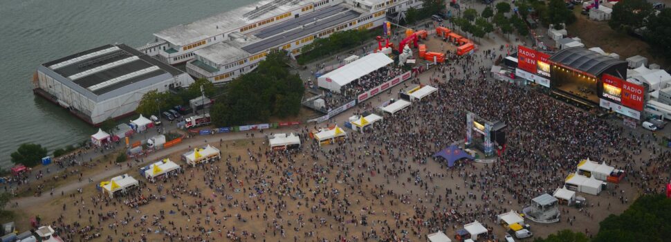 Donauinselfest 2026 | Tag 2 | Samstag – mit Fotostrecken von AIRBOURNE, NEK, VENICE BLUE, Earth, Wind & Fire Experience, Gert Steinbäcker, Coffeeshock Company und Luftaufnahmen meines Hubschrauberflugs