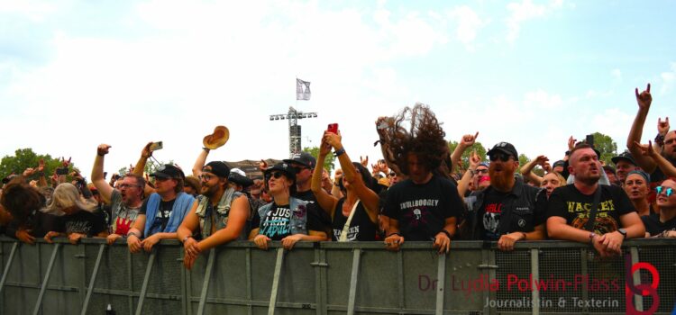 Wacken 2026 – Donnerstag – das Festival findet seinen Rhythmus – MIT FOTOSTRECKE