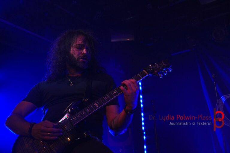 Ronnie Romero_Gus G Colos-Saal 2026_Polwin-Plass_235